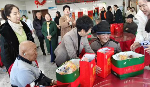 她 服务 薪火耀北疆 浓浓敬老情 呼伦贝尔市女企业家协会草原新兴产业分会为福利院老人送温暖