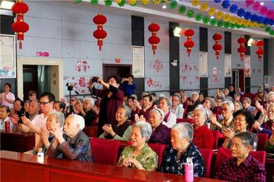 武汉老干部合唱团迎五一公益活动走进福利院