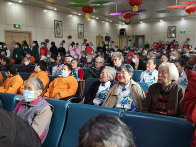 常态化疫情防控下的重阳节 老人们自编自演快乐过节