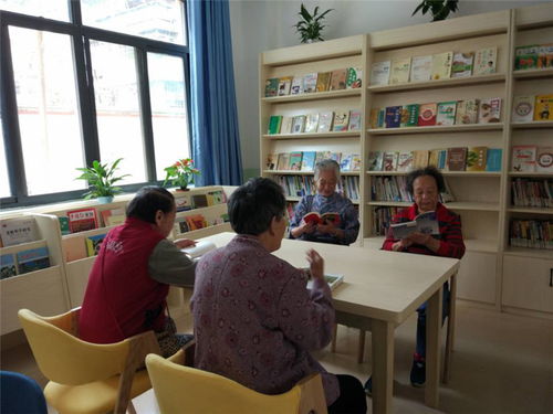 北海市图书馆为北海市社会福利院老人开展送书献爱心活动