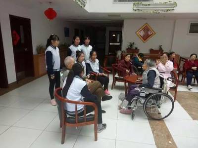 温馨敬老院之旅,真情常驻我心间--2016级学前教育大专班走进社会福利院