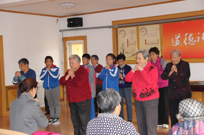 区第二实验小学学生到区社会福利院献爱心