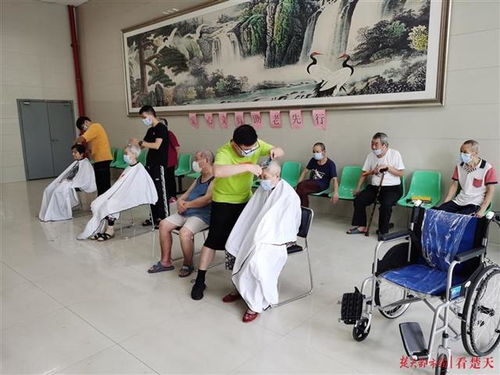 发动志愿者免费理发 老人不用出福利院享受爱心义剪