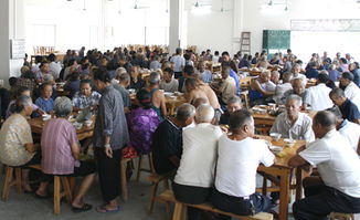 民企老板致富思源300老人提前享月饼盛宴