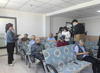 关爱特殊群体 传递社保温暖:旗社保中心赴福利院开展上门认证服务