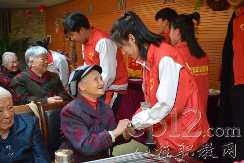 广西南宁技师学院新校园青年志愿者到广西社会福利院慰问演出