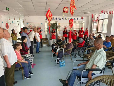 走进福利院 情暖老人心