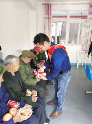 富德生命人寿南平中支邵武营服走进沿山镇社会福利院，为老年人送去温暖与关爱