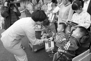 月圆情更浓 与孤残老人和儿童共度中秋的温暖时刻