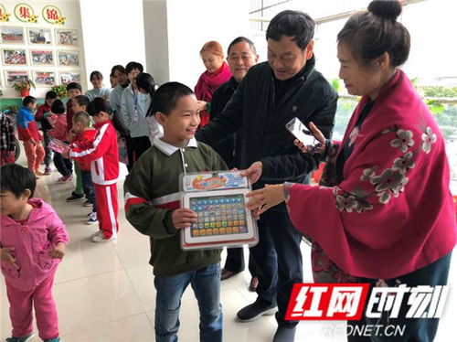 化身爱心大使 快乐老人大学学员携手老年社会福利院为留守儿童圆梦