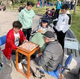 小记者与大学生携手探访老年社会福利院，传递温暖与关爱