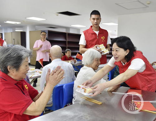 国庆温情送暖，福利院里话家常