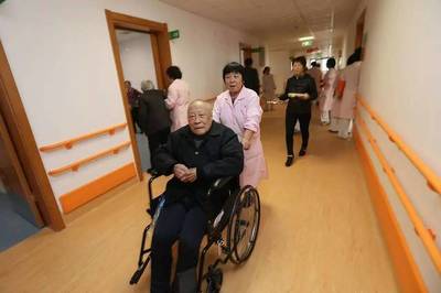 松江社会福利院老人今天搬到了新家,总院床位明年将增加至1000张