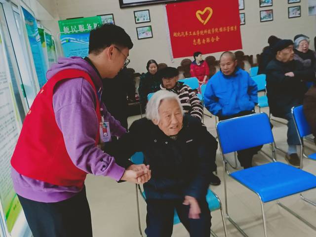 【情系感恩走访福利院,志愿陪伴爱暖老人心】