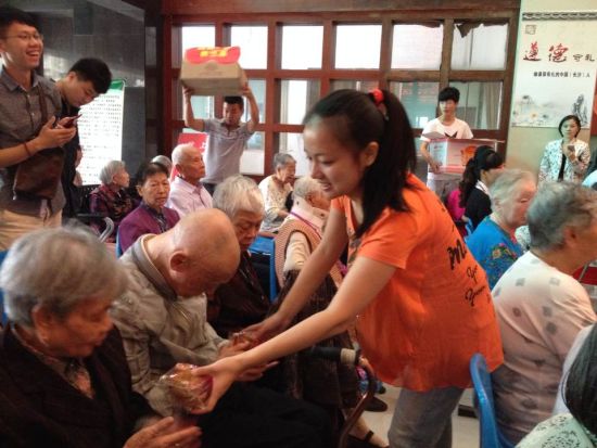 爱心“悄悄”送进长沙市第一社会福利院(图) _新浪湖南城市_新浪湖南